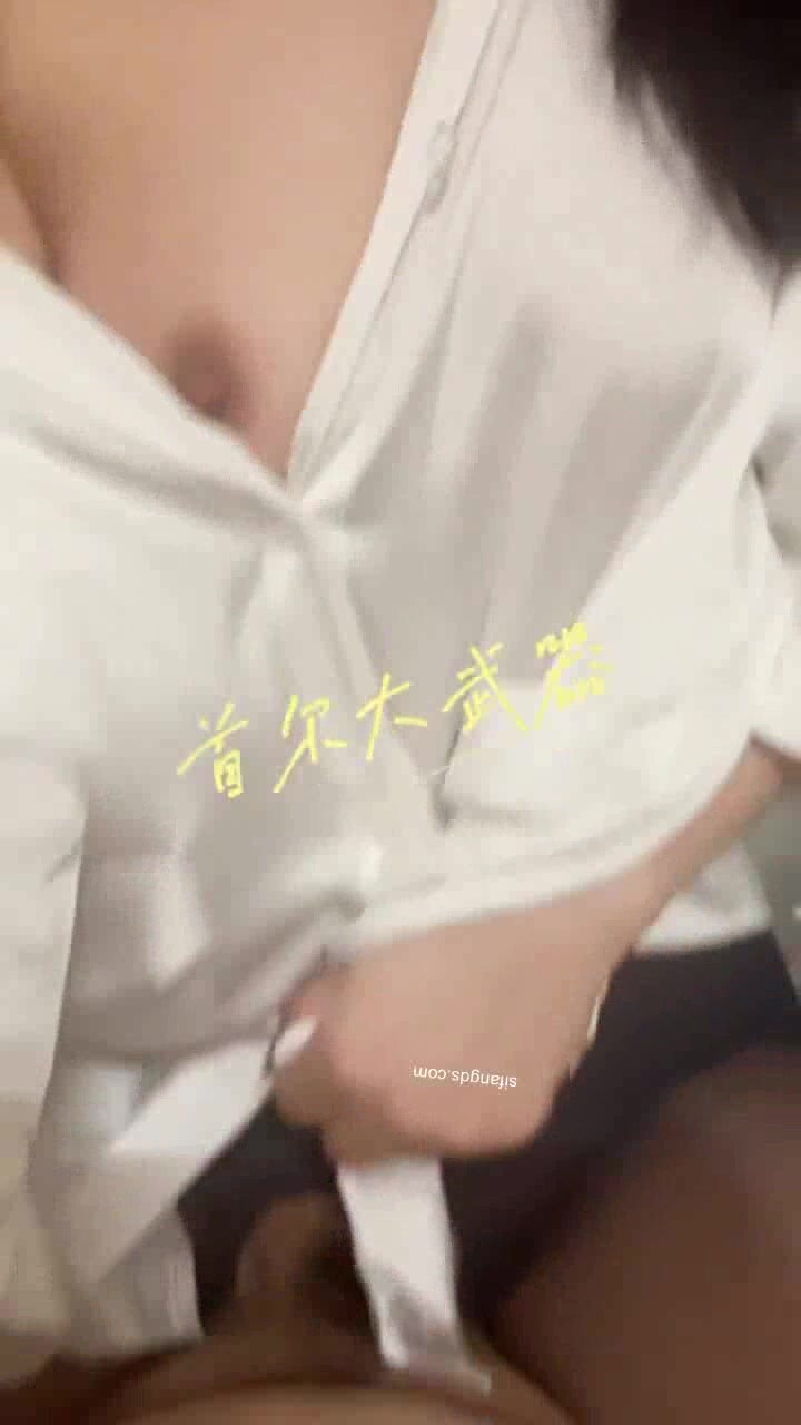 她的騎術也不錯 奶子 在眼前 跳啊跳 自己忍不住 揉自己奶子 前後搓一會雞吧 再上下 套弄一會 幹累了再