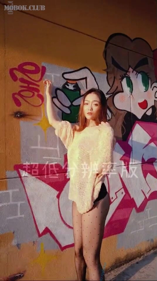 【ART工作室】唯美刺激街邊露出性感女神人群中大膽露出，奉獻完美身體,留下青春的記憶！性感反差極品尤物