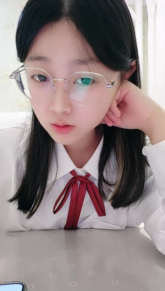 【小肉肉】新人學生妹一股清流，眼鏡反差嫩妹，讓人眼前一亮，初戀風純欲臉大尺度全脫！ (1)
