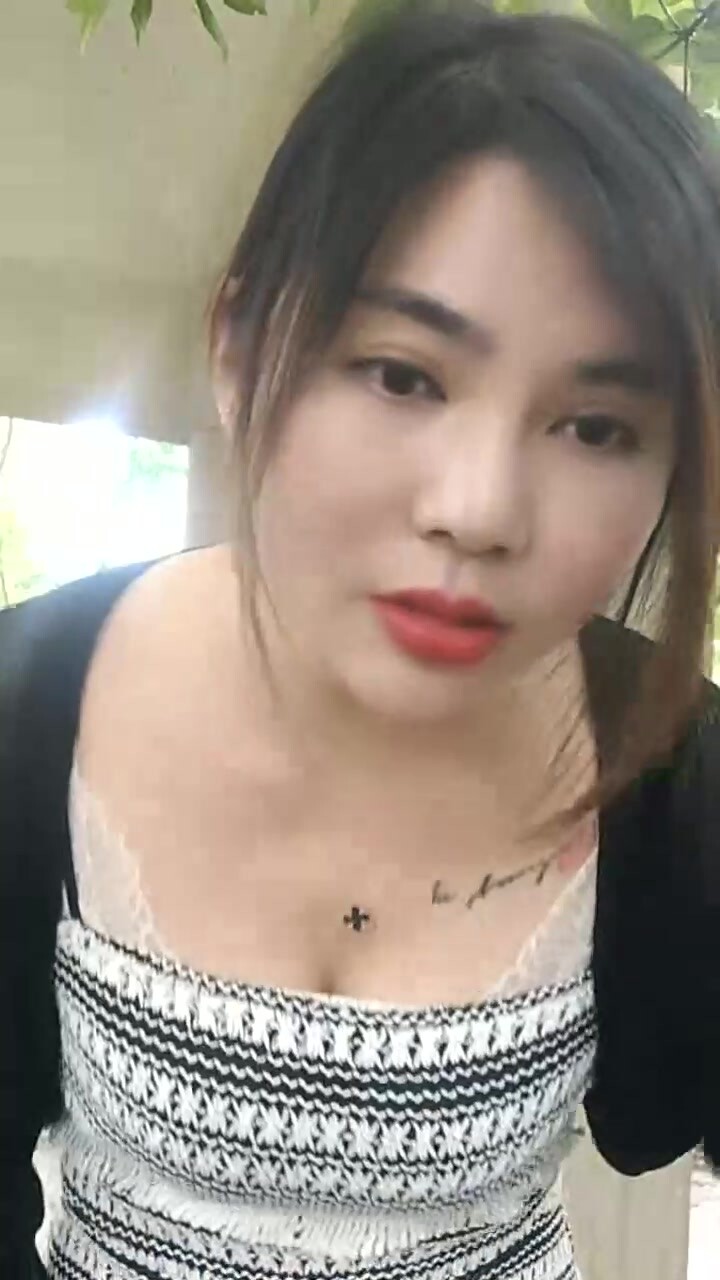 【靦腆的小少婦】超騷御姐~!戶外露奶~掰穴特寫~刺激，名不副實一點兒也不靦腆，騷爆了 (1)