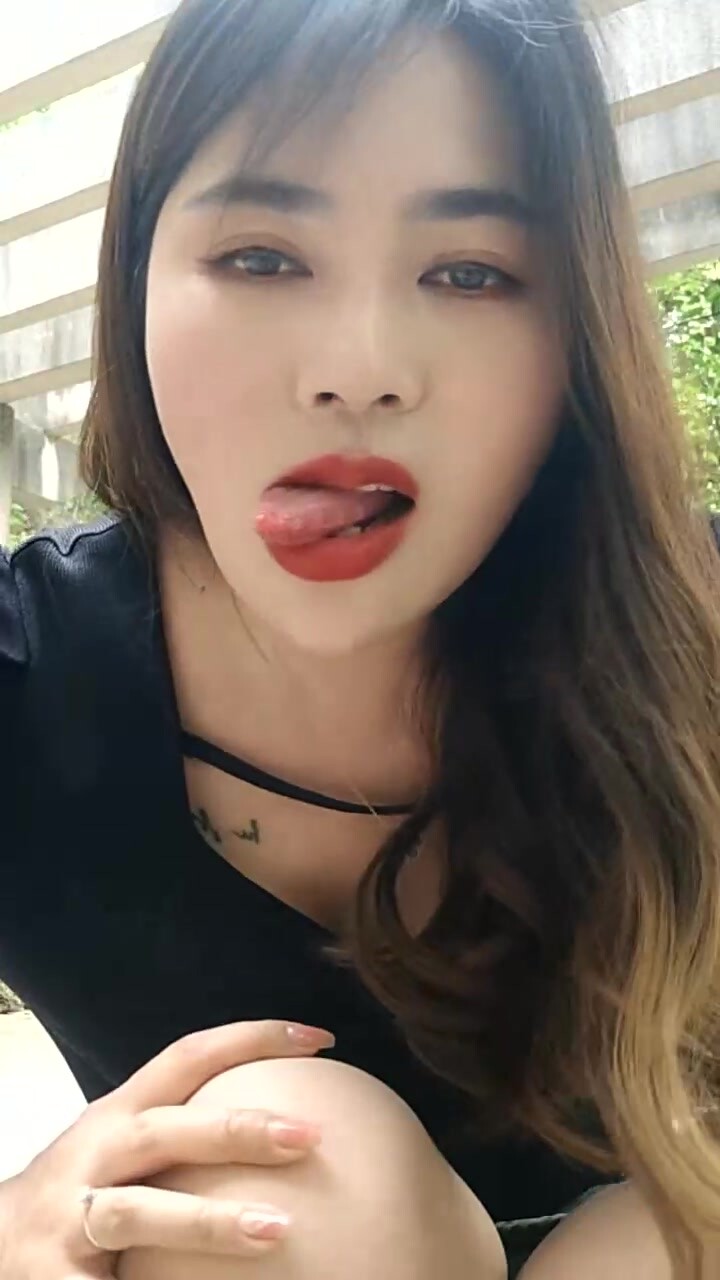 【靦腆的小少婦】超騷御姐~!戶外露奶~掰穴特寫~刺激，名不副實一點兒也不靦腆，騷爆了 (2)