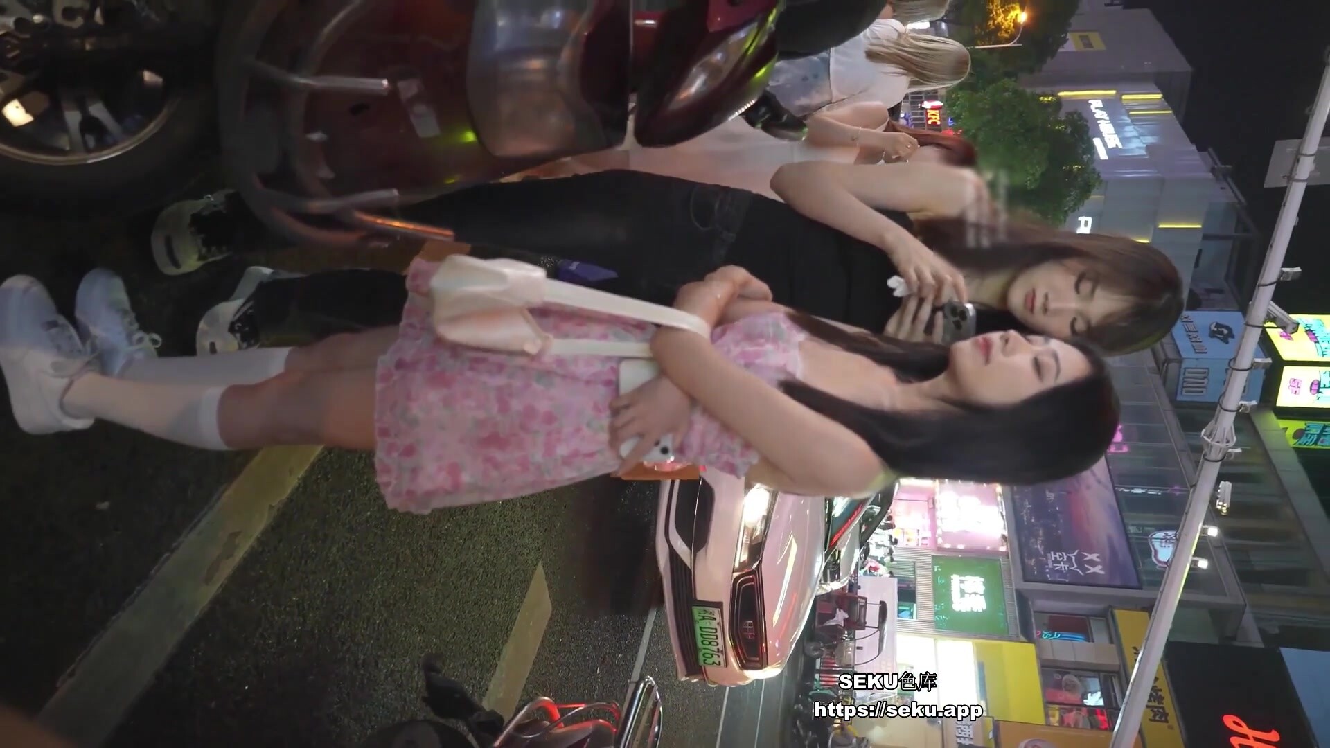 官方售價39元吊帶花裙美女和姐妹喝完喜酒在路邊等車穿著性感白色微透蕾絲內勒出逼縫隙露出內褲路人視角都能看到~1