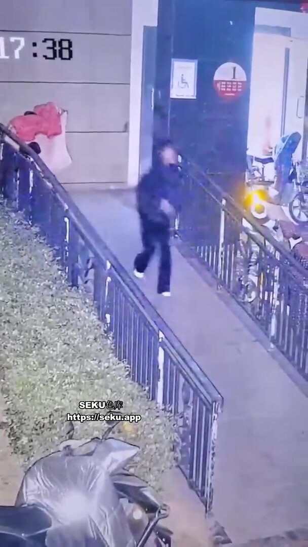 翹臀小妹小區當眾排BIAN  還用旁邊車衣擦屁股 看樣子還是個少女 身材也挺不錯的 玩的這麼髒麼