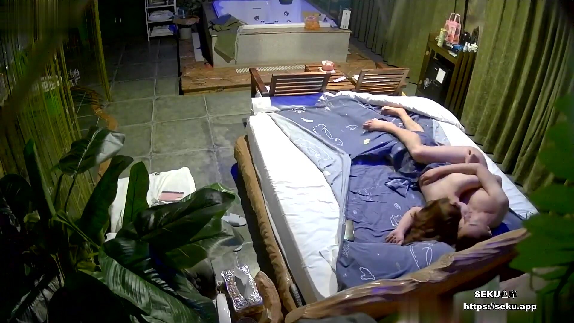 情趣酒店高畫質浴缸房偷拍年輕情侶下班不回家開房過夜啪啪餓了吃外賣吃飽繼續幹~1