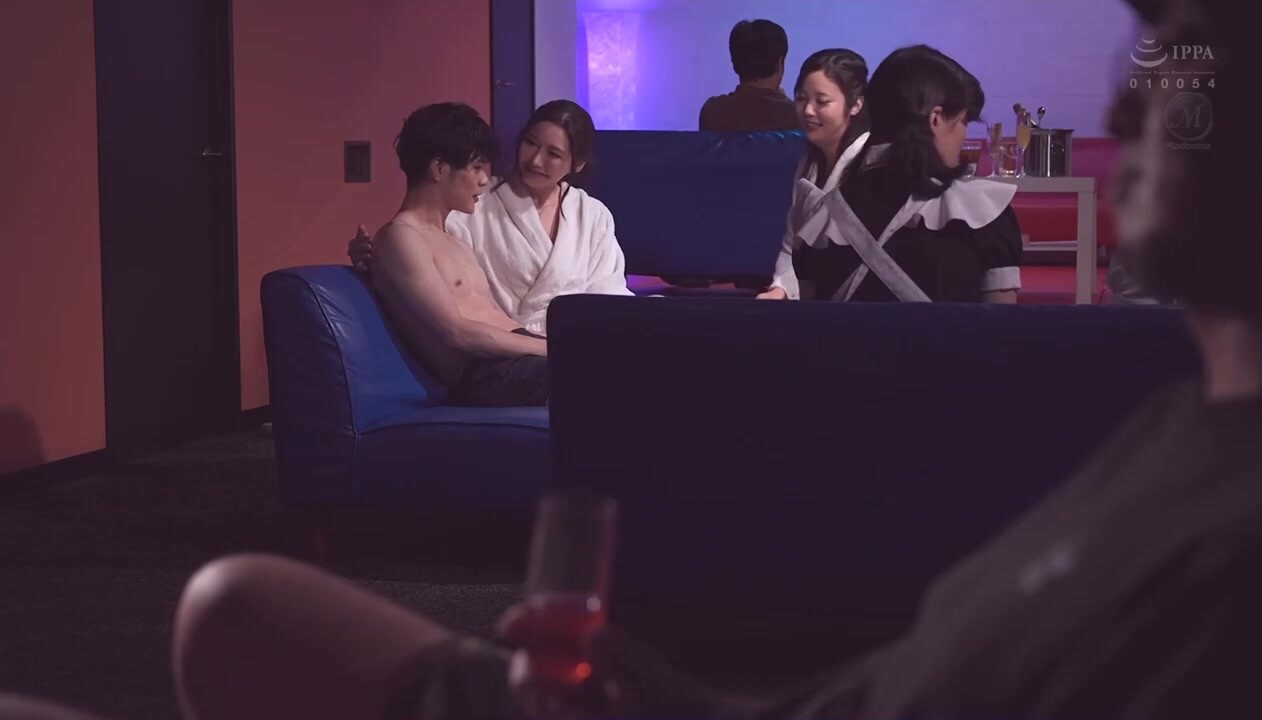 日常を持て餘す人妻達に、悪戱されて、搾精され続けて… 今宵、僕は」ハプニングバー」で童貞を捧げた。