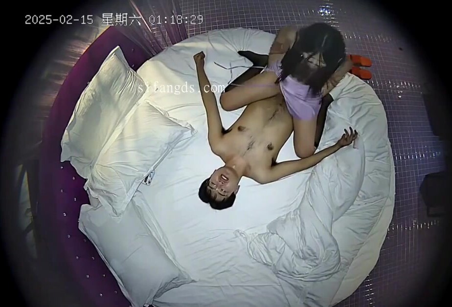 新流出酒店偷拍紫色裙子眼鏡反差婊被猥瑣眼鏡男友用跳蛋玩逼水汪汪後用雞巴操叫的真騷