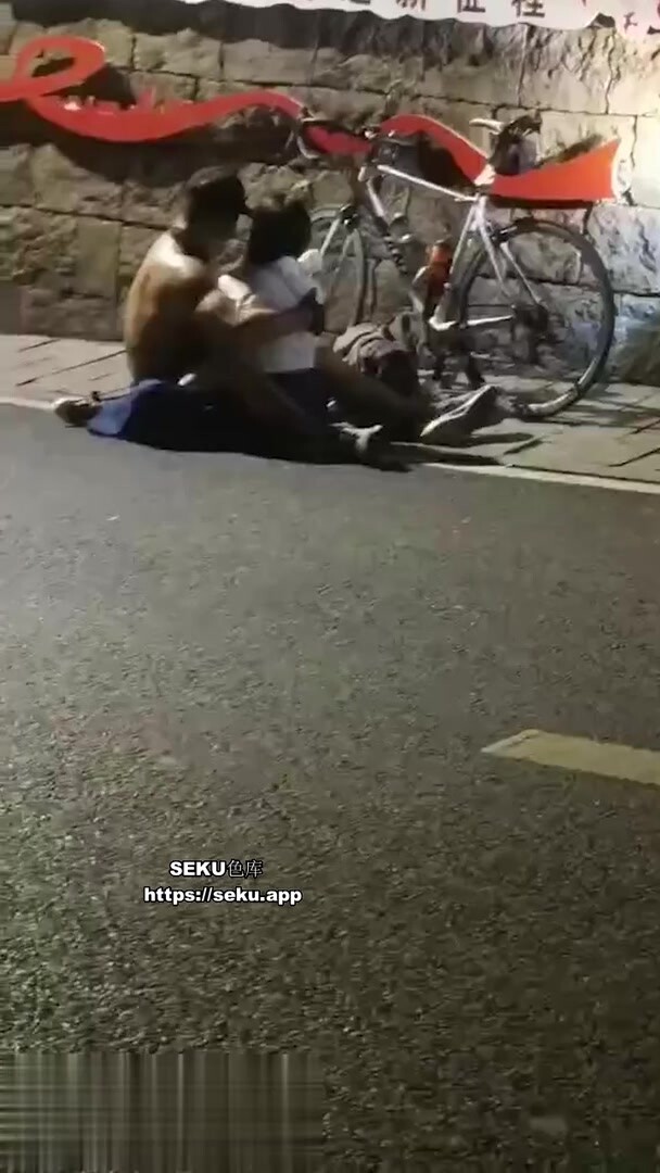 杭州西湖龍井村騎行大瓜！批癮來了馬路上直接開操 騎友拉都拉不開 騎行圈總是能讓我們吃到意想不到的瓜！