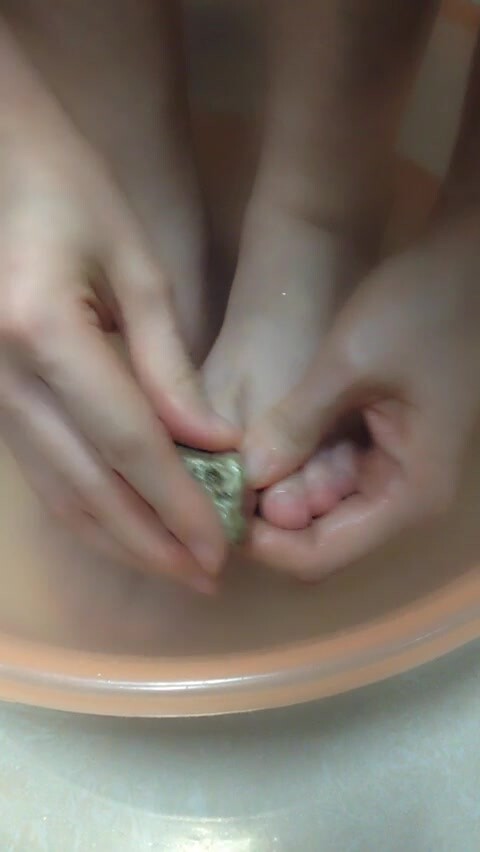 《雲盤洩密》身材不錯的東北美少婦和相好之間的私密被曝光 (2)