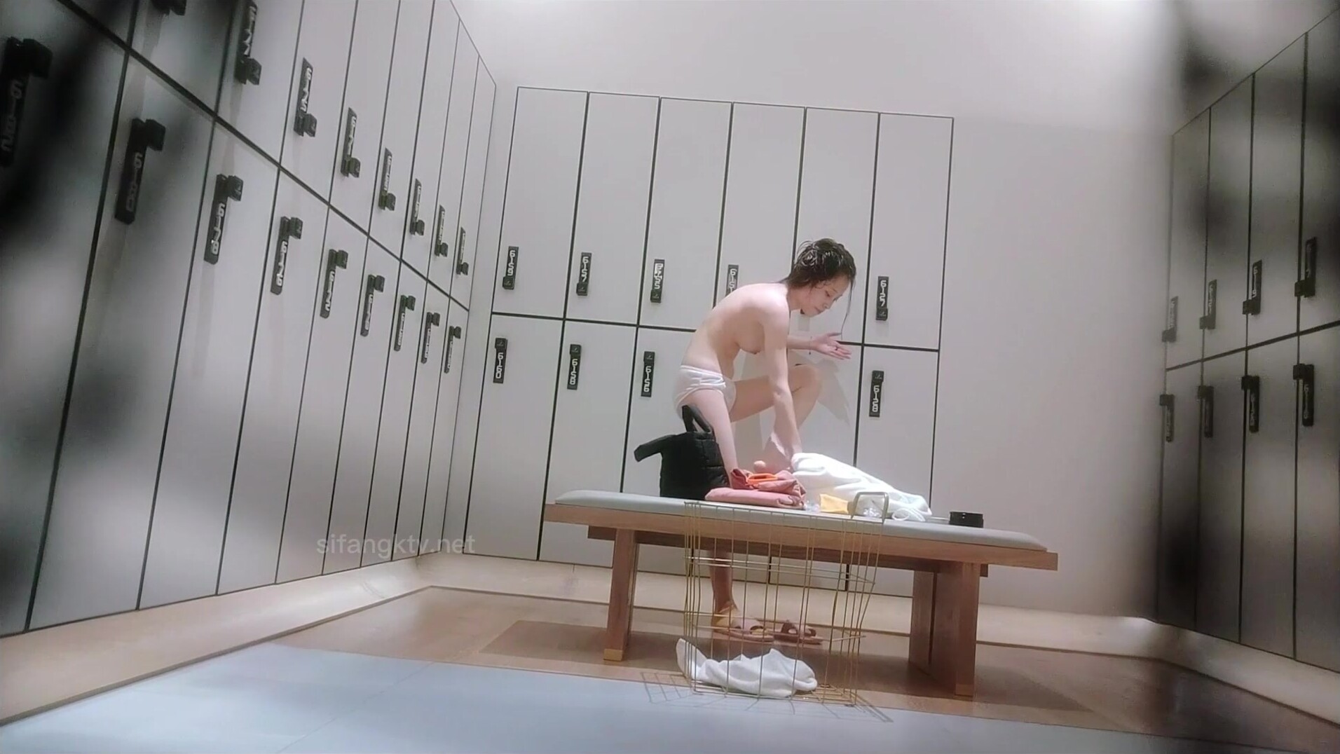 【貴在真實】湯泉生活館，猥瑣女暗藏攝像頭偷拍女士洗浴間春光，專挑身材好年輕的小姐姐拍