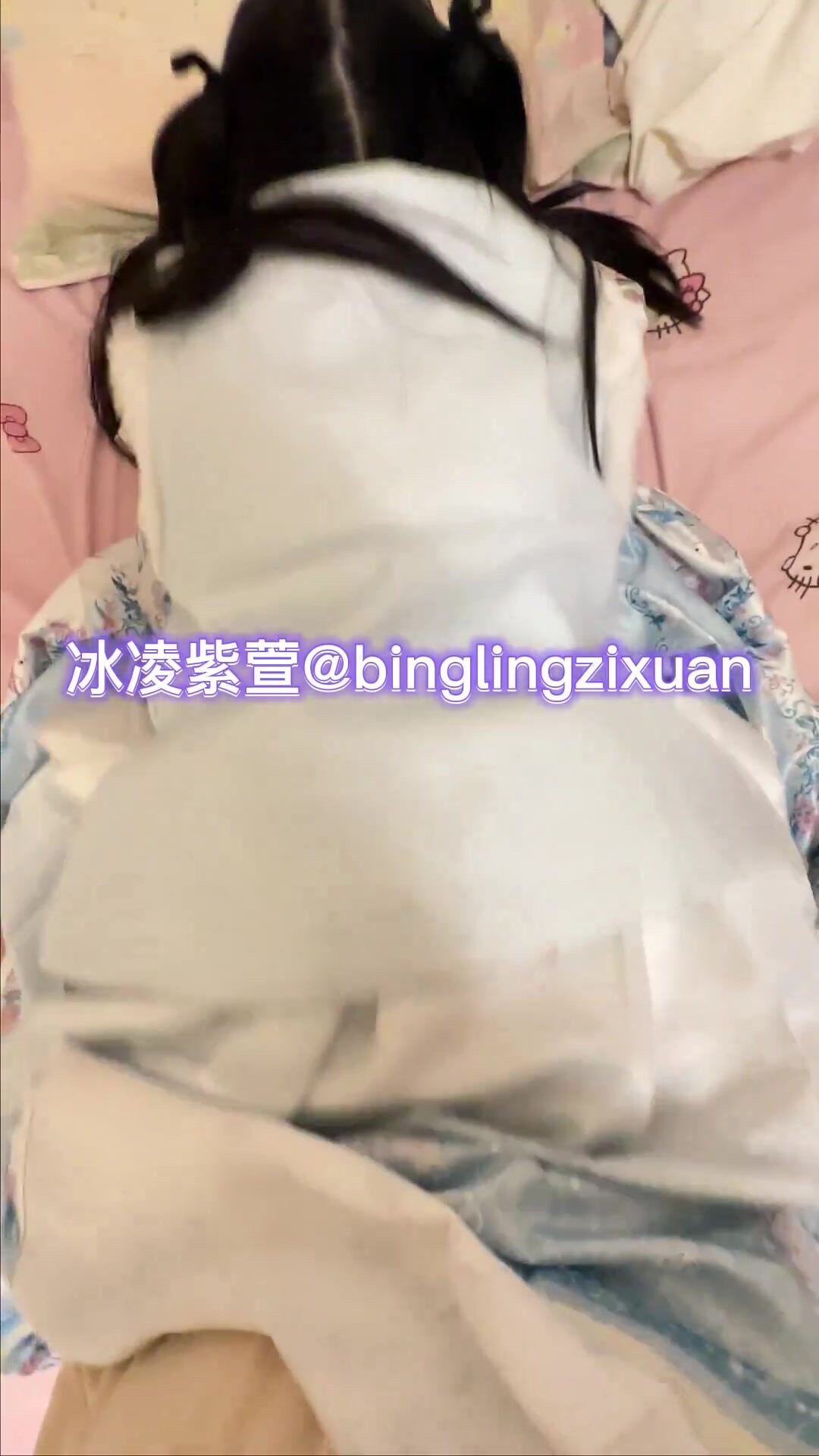 【嫩妹蘿莉控必備】天生娃娃體，推特媚黑COS美少女【冰凌紫萱】12G完整版檢視①，露出3P亂交騎乘內射 (3)