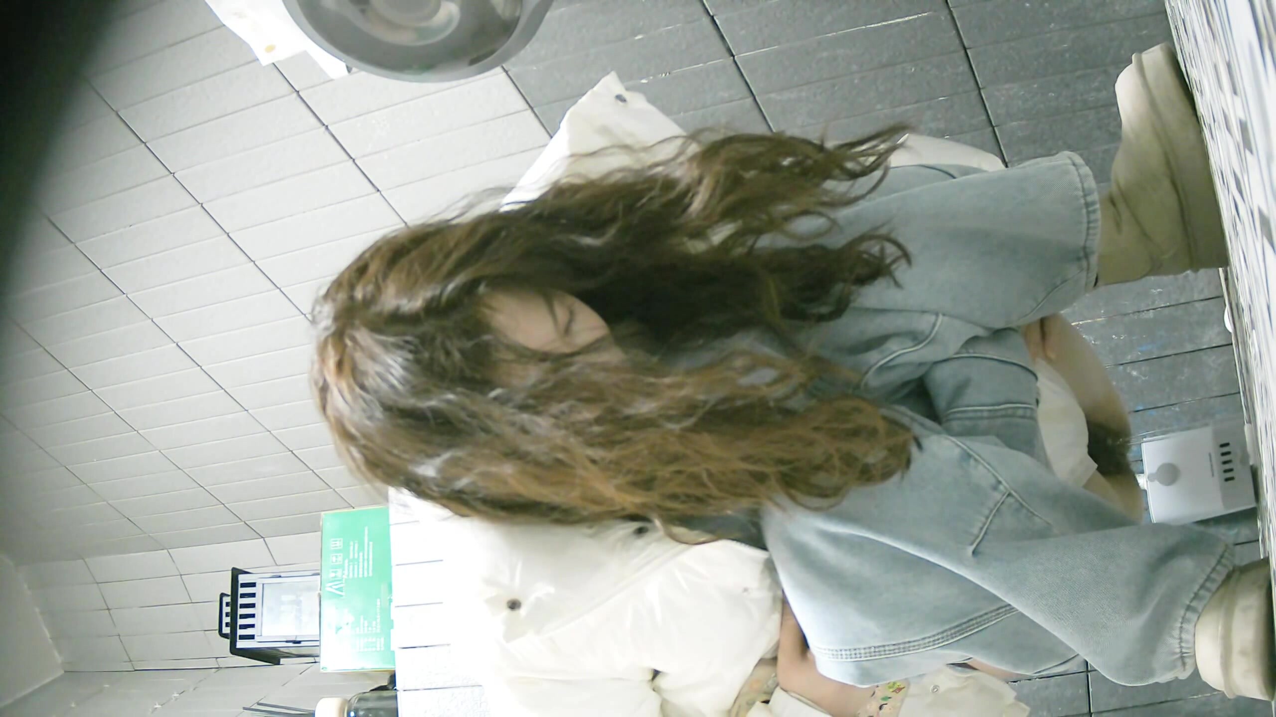 三月流出廁拍大神寫字樓女廁前後景雙視角高畫質偷拍女同事尿尿黃色長靴高顏值氣質美女復古穿戴 (11)