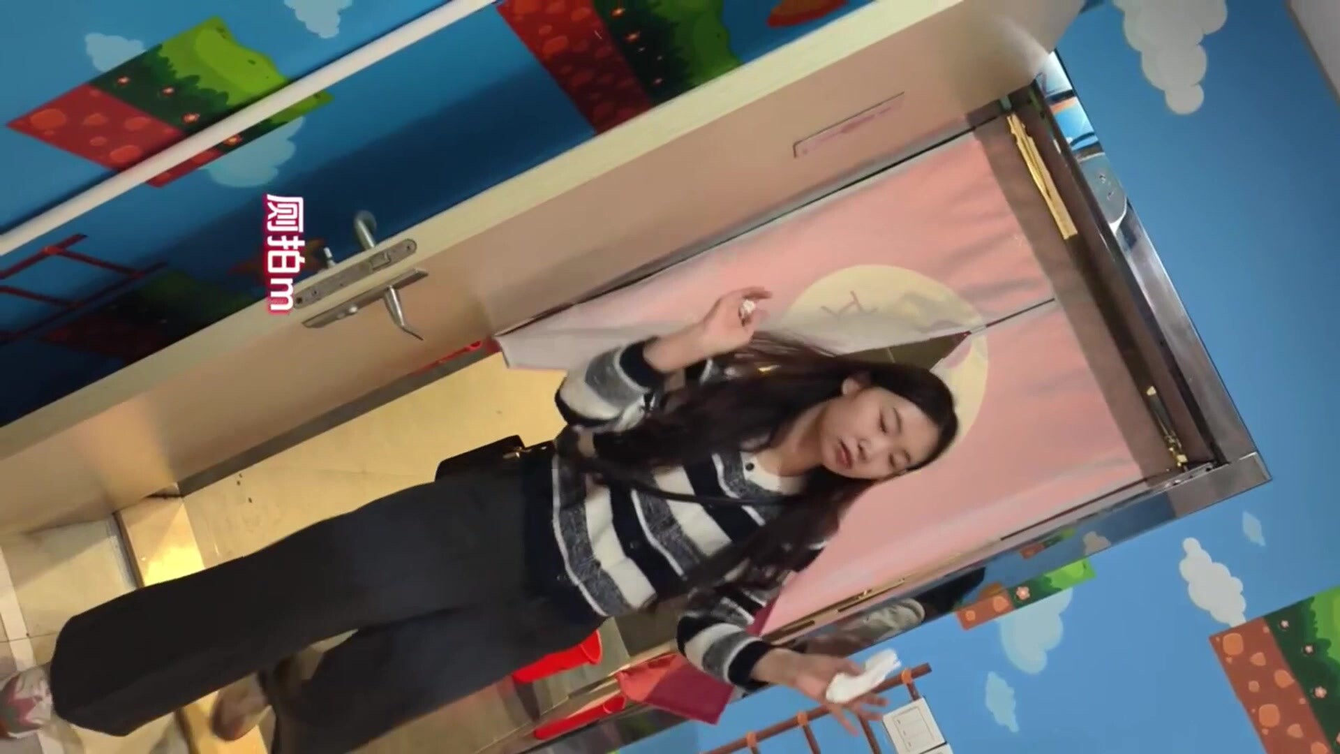 3月流出廁拍大神手持闖拍超級瑪麗主題女廁超近視距高畫質偷拍美女尿尿