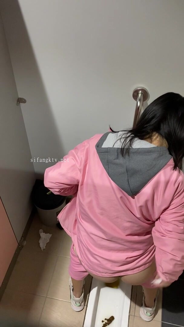 【精品廁拍】作死坑神潛入商場女廁，全方位偷拍超多小姐姐方便，看臉看逼(22V) (2)