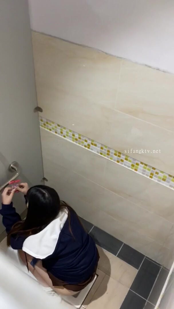 【精品廁拍】作死坑神潛入商場女廁，全方位偷拍超多小姐姐方便，看臉看逼(22V) (3)