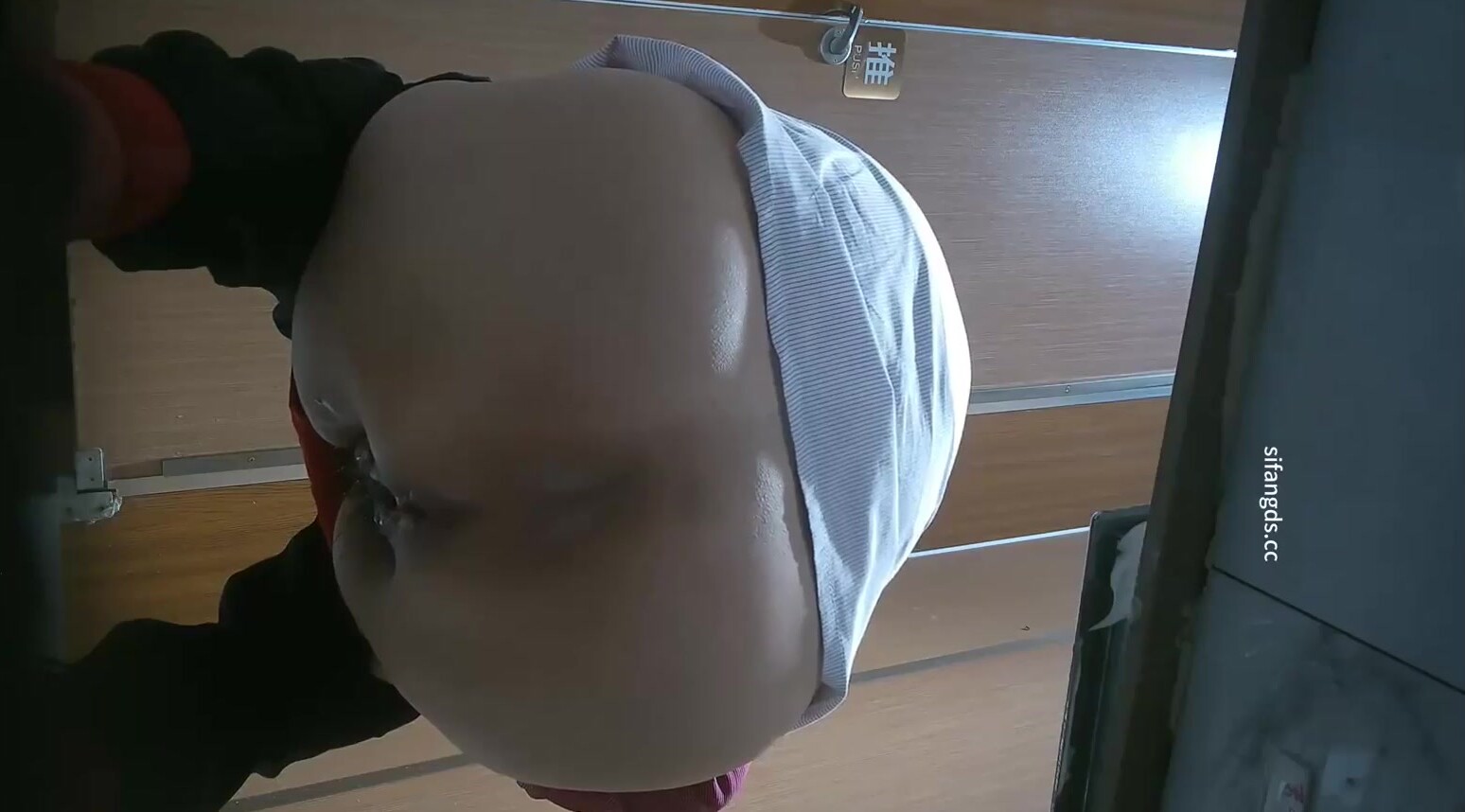 商場女廁全景偷拍絡繹不絕的美女來噓噓各種鮑魚完美展示