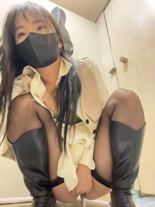 【極限露出母狗】狂噴水似高壓槍噴出2米，噴水女王【Asia-Lynn】最新男廁洗手盆狂噴 (2)
