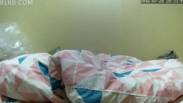 破解家庭網路攝像頭偷拍白虎美眉一邊和男朋友手機聊天一邊自慰給他看