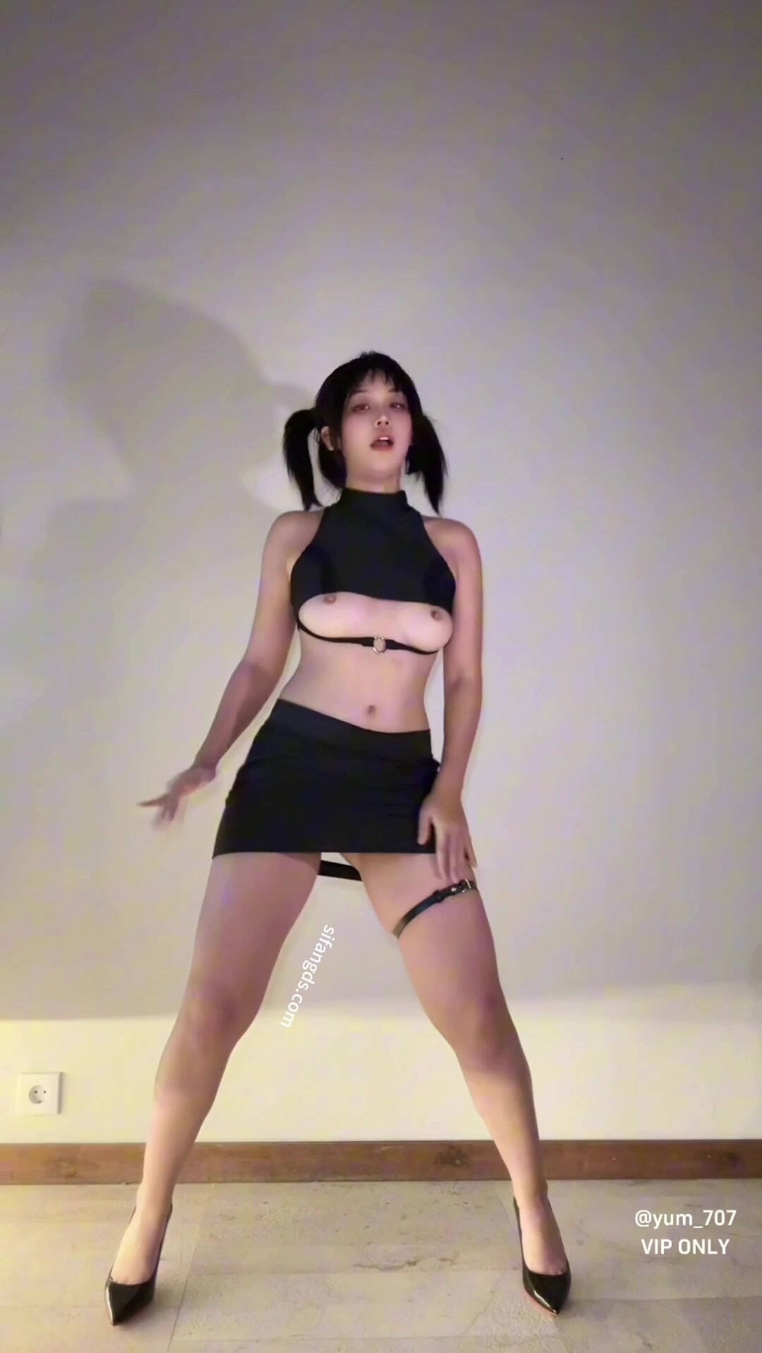 【玉米】推特露臉福利姬！藝校活潑美女三屏視角，脫衣騷舞動感十足 (2)