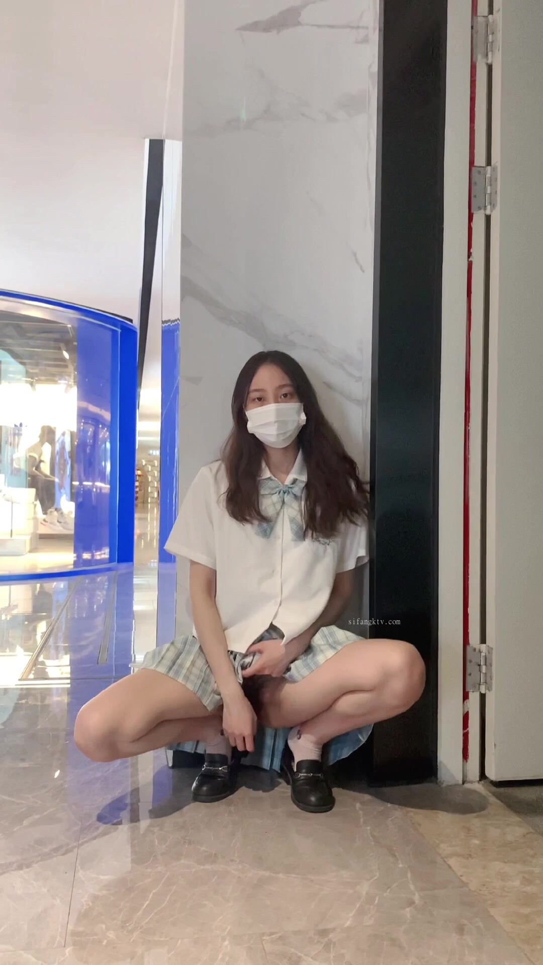 主人露出任務清純學妹商場露出挑戰！人前女神人後被主人支配玩弄的小狗，清純靚麗外表下是個反差婊母狗