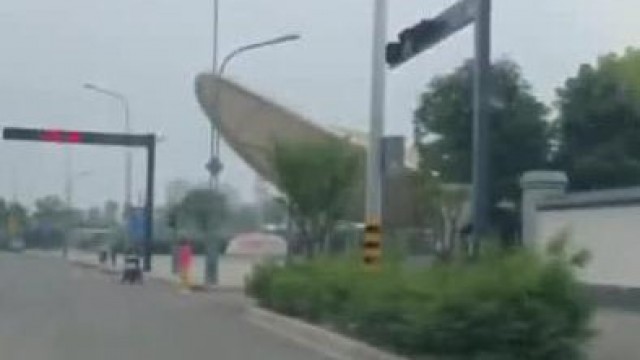 B站【網紅漿果兒】車內全裸搭訕路人問路四處公眾場所大膽露出園林景區給導演吹簫啪啪