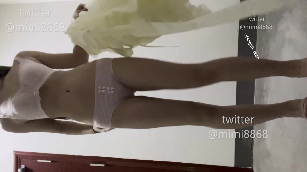 被封后重出江湖，推特露臉小仙女【小屁大王屁小六】門檻福利，新老完整合集，露出裸舞紫薇 (2)