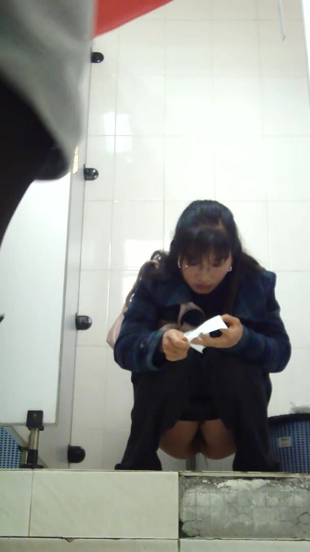 高速服務區女廁全景偷拍眾多的美女乘客一個個的排隊來上廁所 (1)