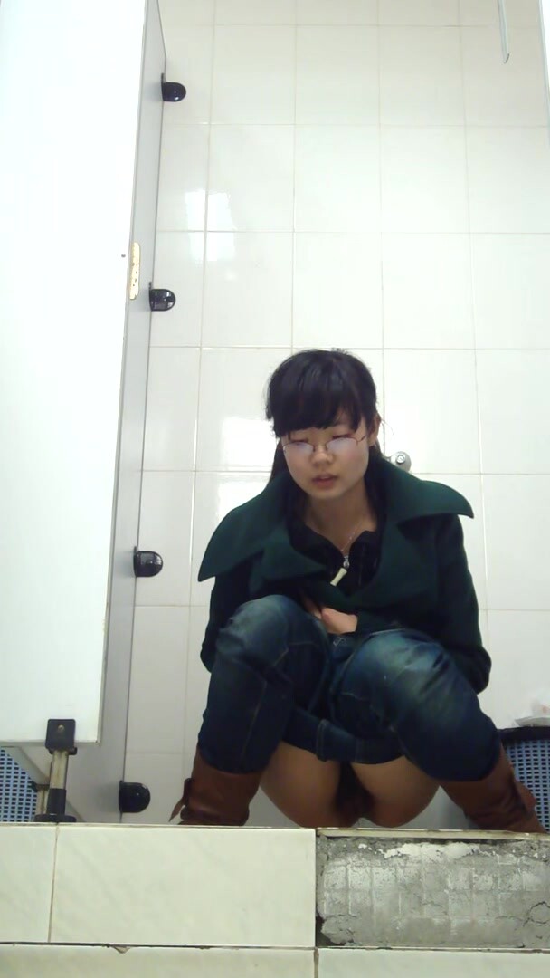 高速服務區女廁全景偷拍眾多的美女乘客一個個的排隊來上廁所 (3)