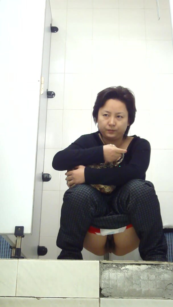 高速服務區女廁全景偷拍眾多的美女乘客一個個的排隊來上廁所 (2)