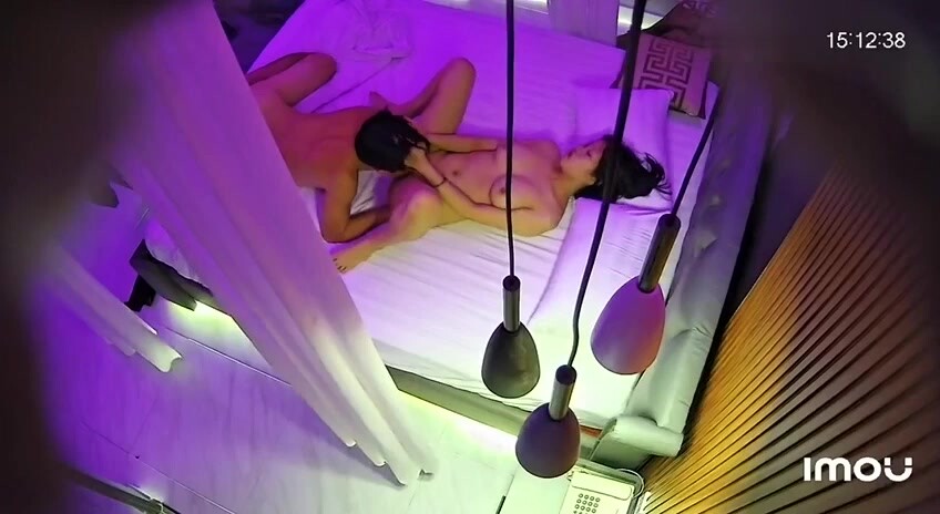 樂橙酒店攝像頭偷拍經驗豐富的大叔給年輕女友推油按摩舔逼熱身再啪啪