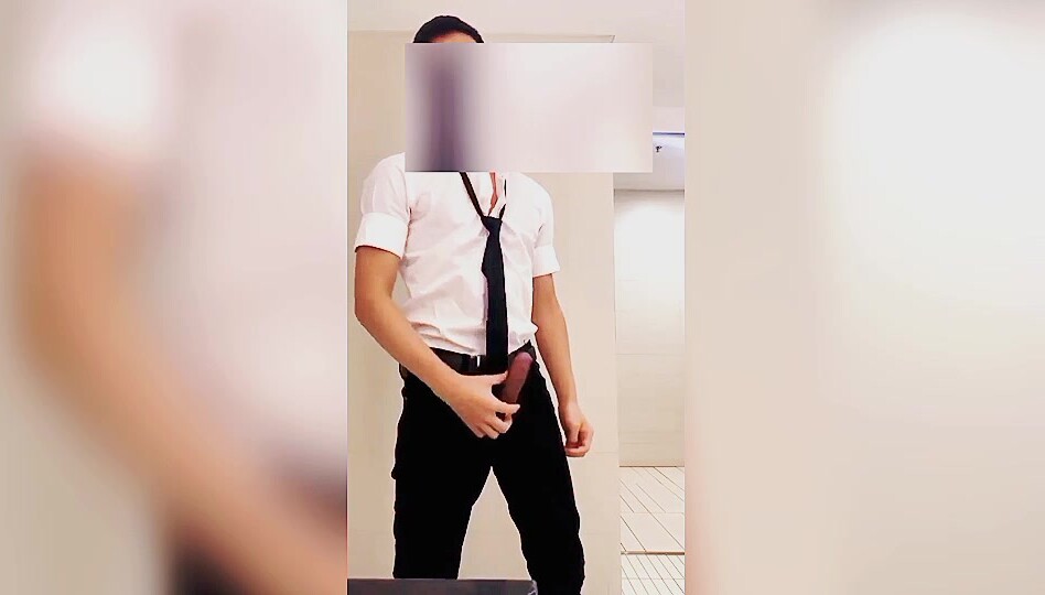 直男在廁所裡面自拍打飛機