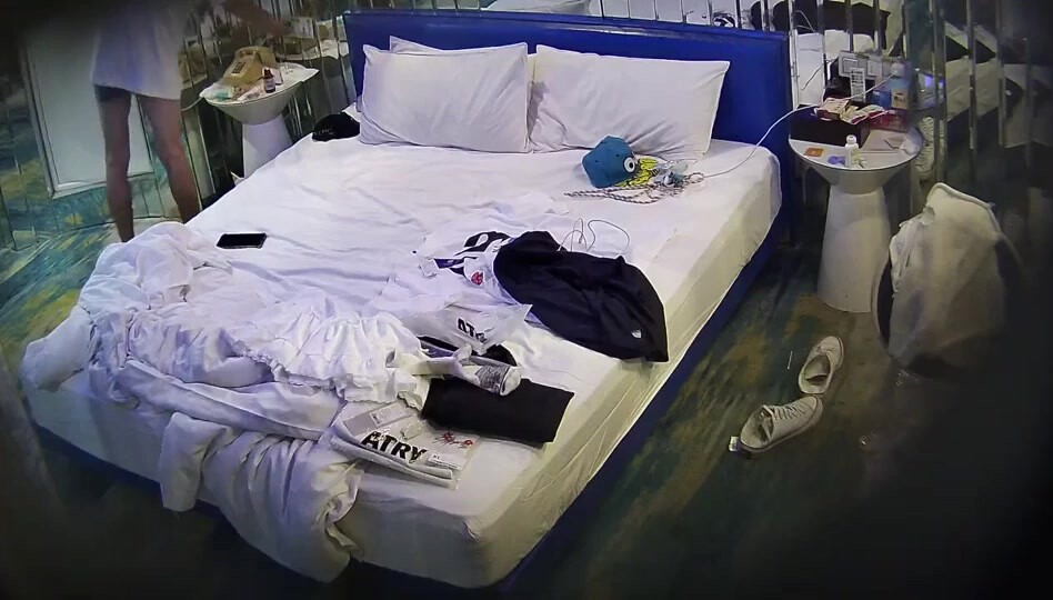 五月最新流出安防酒店攝像頭偷拍校園嘻哈時尚美女和愛舔腳變態男友啪啪 (9)