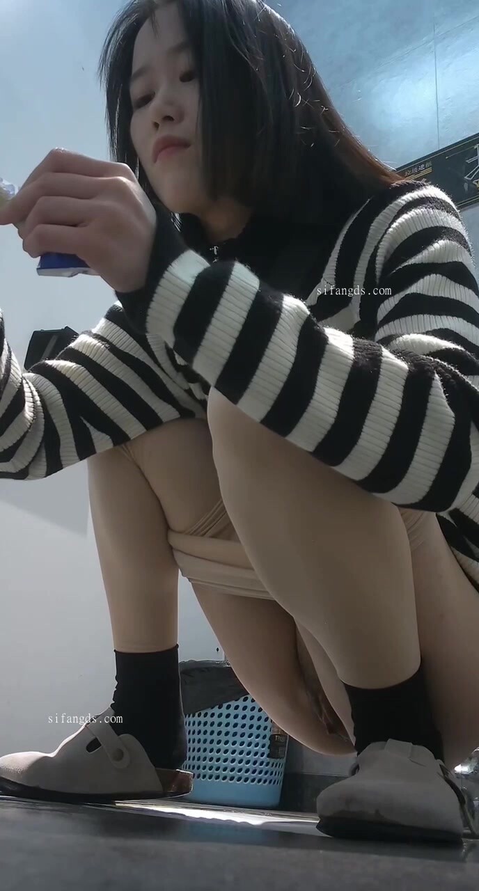 商場女廁全景偷拍多位小美女其中一個美女BB裡塞了棉棒拔出來的一剎那貌似很爽的樣子 (1)