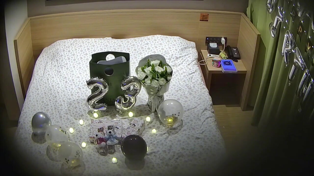七月最新酒店偷拍騷妹為男友23歲慶生布置浪漫現場也把自己包裝好送他穿上情趣絲襪做愛（11V) (1)