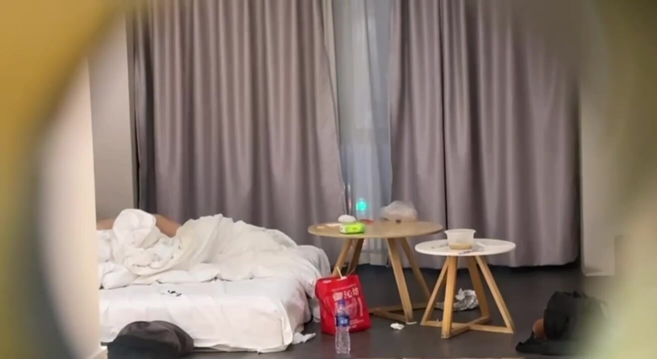 六月新貓眼偷拍電競酒店服務員隔門偷拍眼鏡男把明星顏值靚妹抱起來站著操