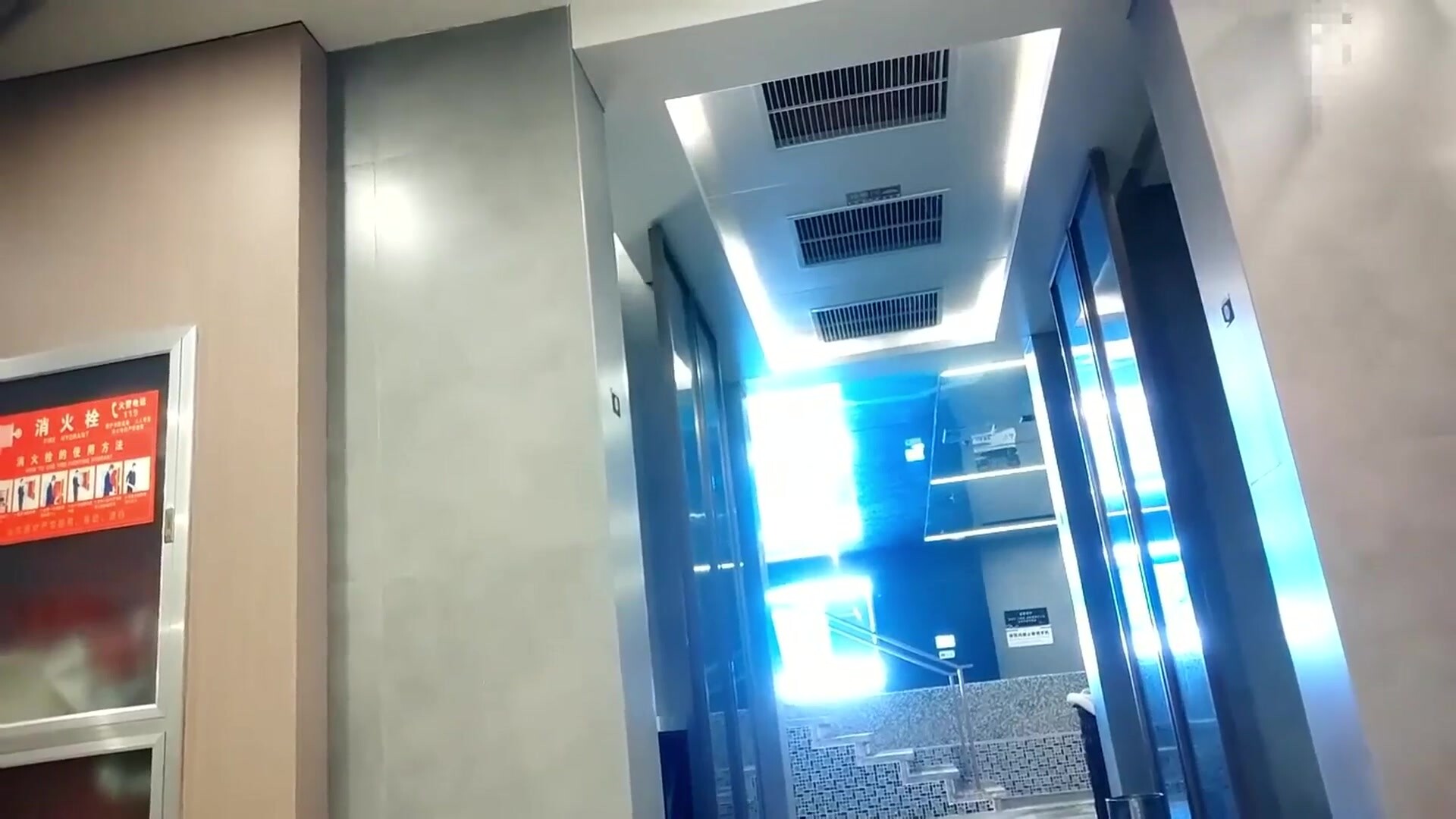 六月新流出️女偷拍客潛入國內洗浴會所更衣化妝間偷拍浴客一直看手機的苗條學妹