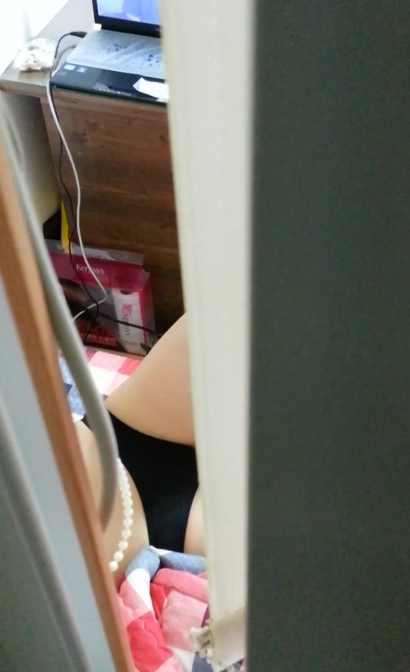 大學保安女生宿舍樓窗外偷拍三位美女偷偷的摳B自慰