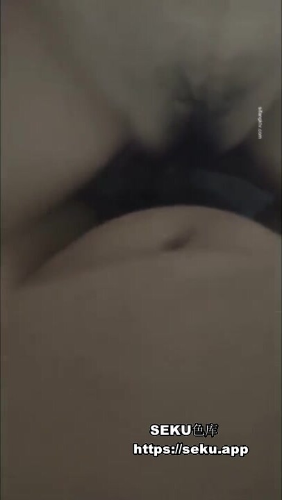 私房100元未流出過網路的迷姦作品零零後小女孩性感紅色丁字褲遭三人下藥迷姦玩弄~1