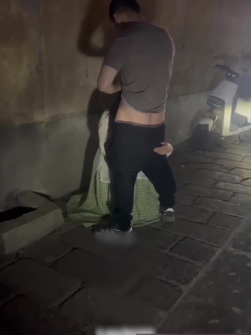 青州古城深夜炸裂！一對情侶膽大包天，竟在古街小巷上演“活春宮”！
