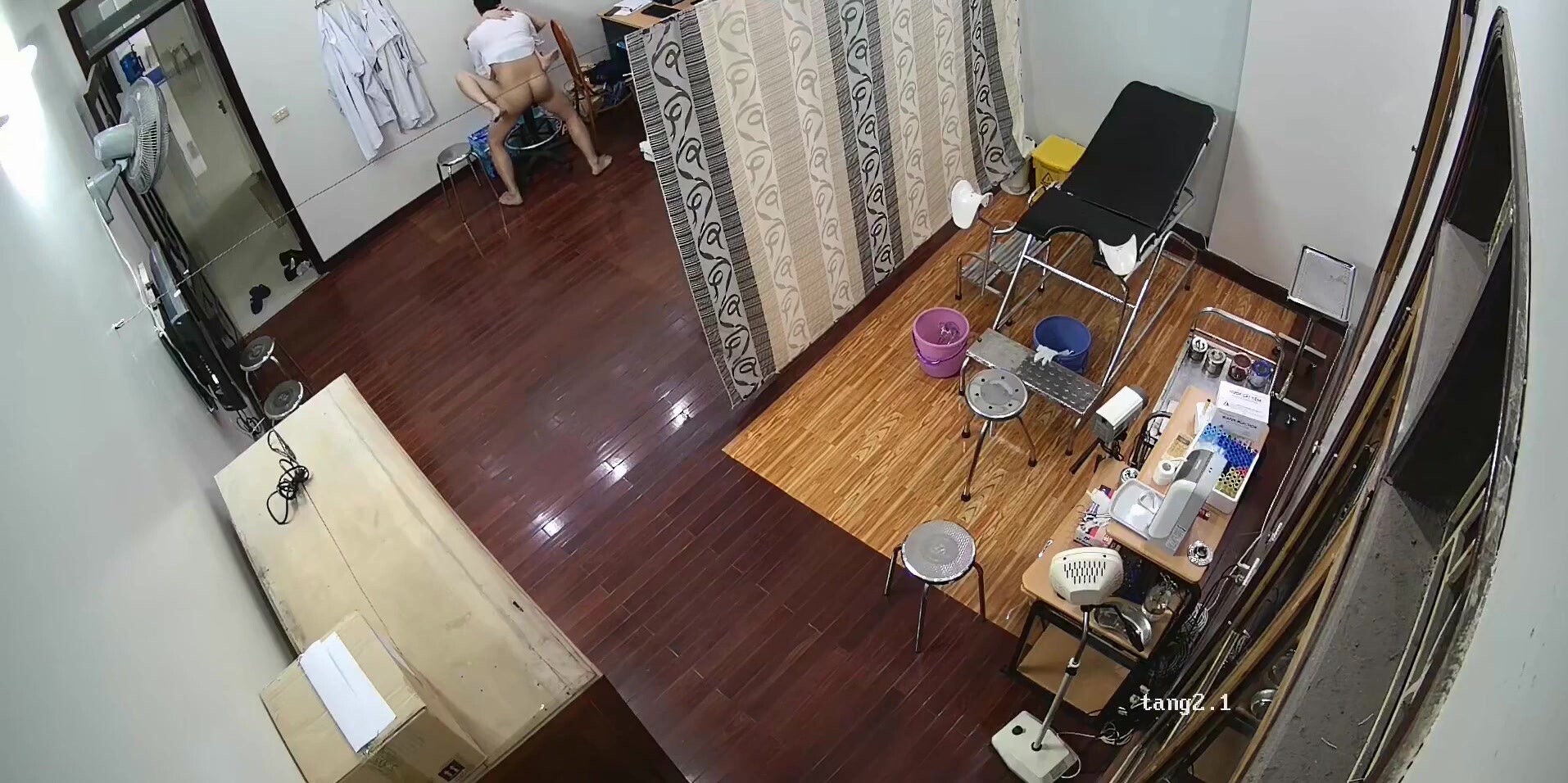 《醫院監控破解》男醫生和美少婦趁著午休時間科室沒人趕緊打一炮然後趁著工作之便幫她清理乾淨不留後患