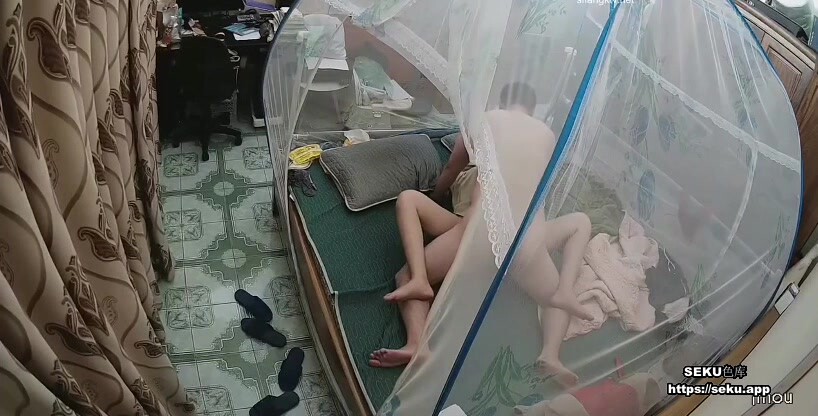 《居家攝像頭破解》大叔和漂亮媳婦各種花樣啪啪還挺會玩的~1