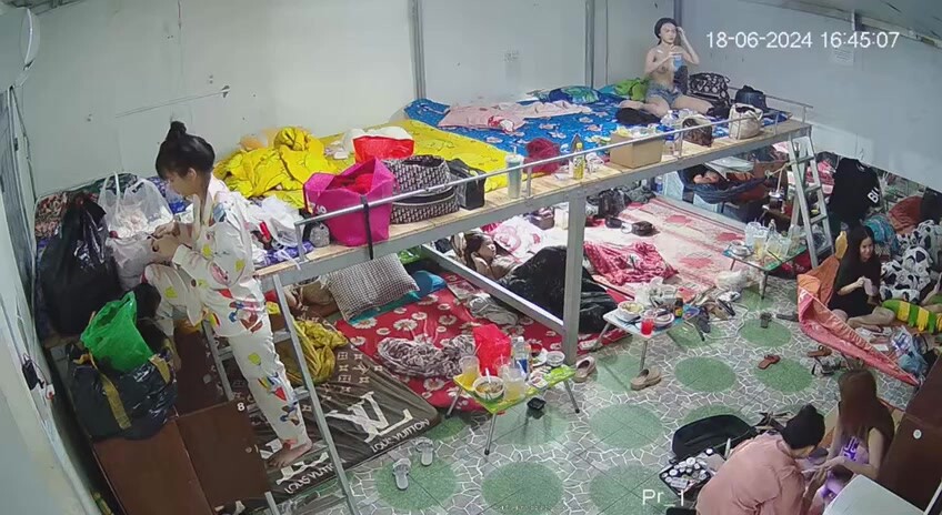 《駭客破解足浴會所女技師宿舍》真實記錄眾多的美女技師幹啥的都有太刺激了 (6)