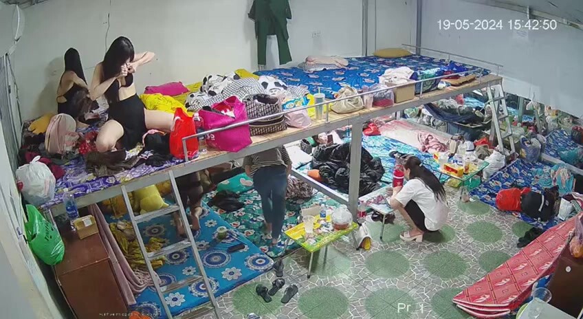 《駭客破解足浴會所女技師宿舍》真實記錄眾多的美女技師幹啥的都有太刺激了 (3)