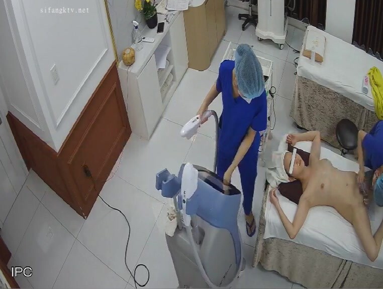 《美容院監控破解》給陰毛做造型的白嫩美少婦
