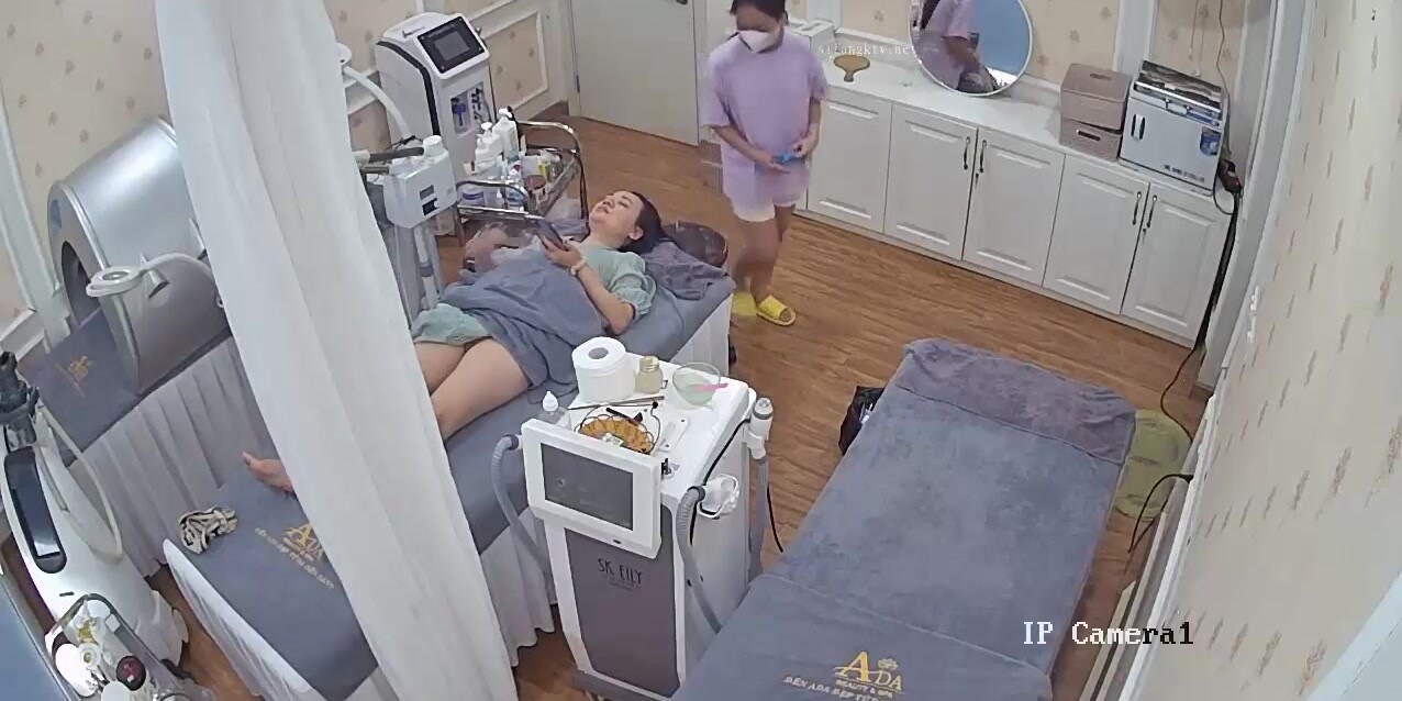 《美容院監控破解》真實記錄來個BB做陰部護理的美少婦