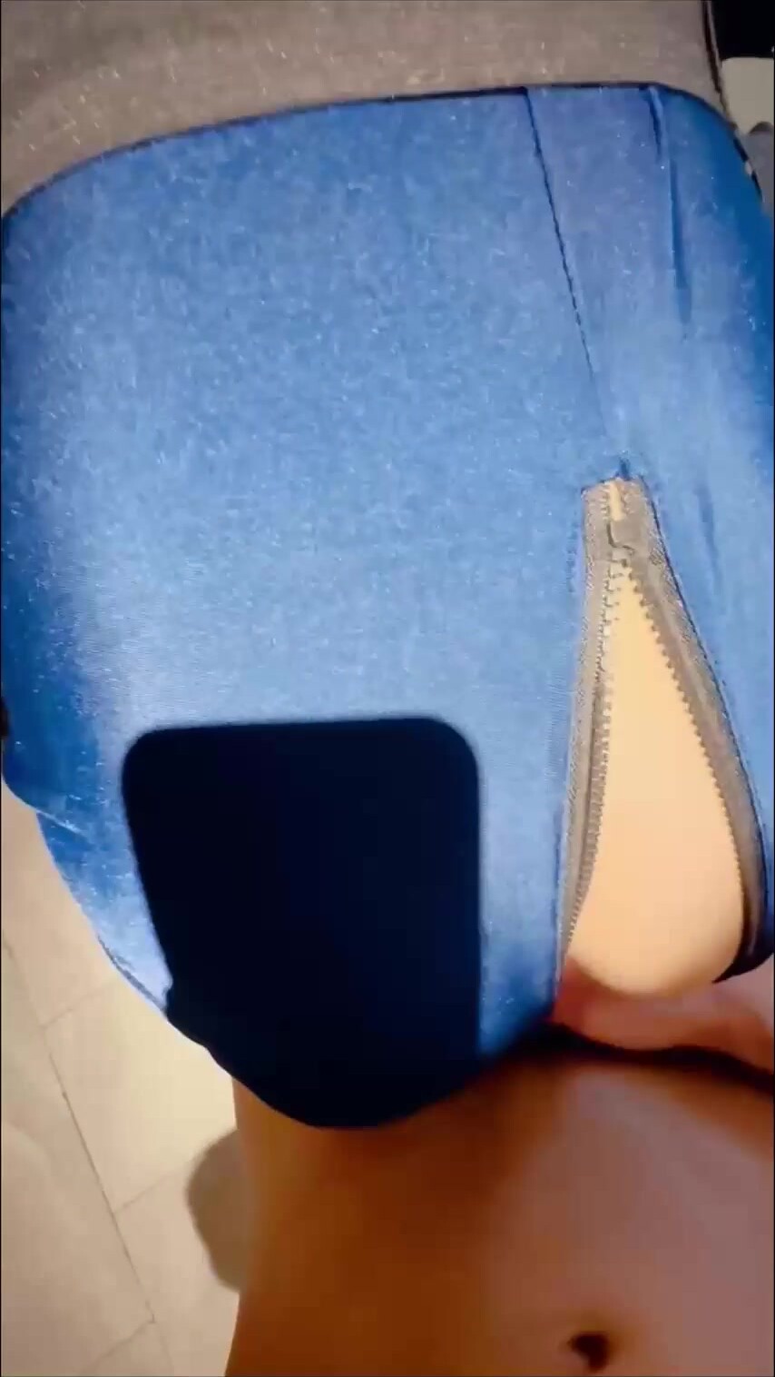 《意淫自己妹妹》高考前一天強硬拉著妹妹操逼穿上制服蒙上她的眼睛悄悄摘掉套子給小嫩逼射個大滿貫無水印版