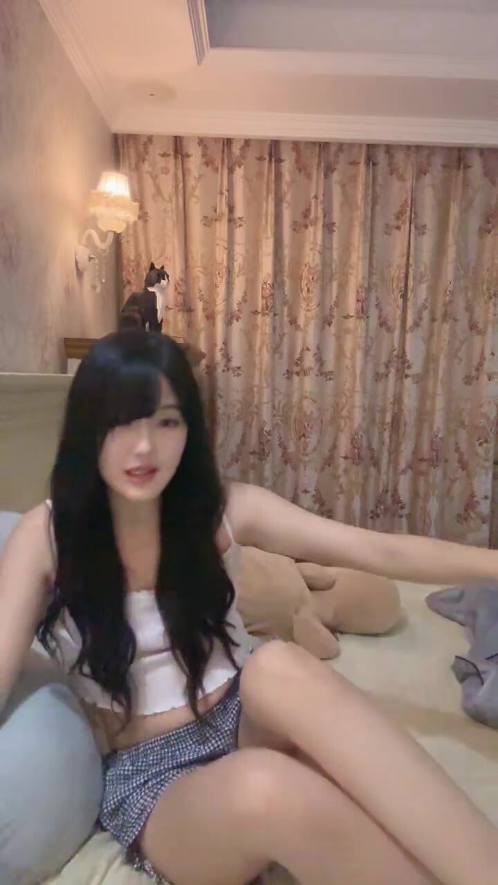【柳二路豆腐】超清純學姐超騷小母狗，在家聊著脫光自慰，竟是嫩奶無毛逼 (1)