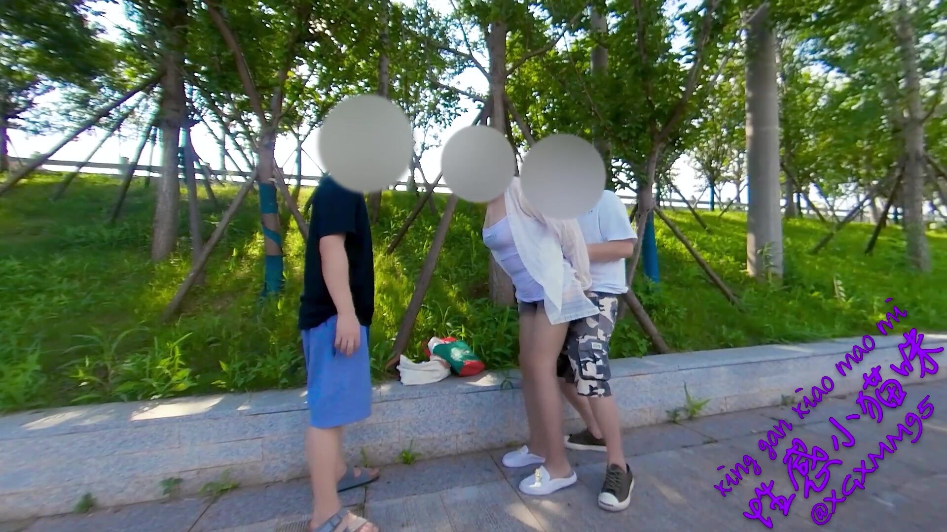 【戶外做愛】我和兩個男人在人行道上做愛，被人看見了