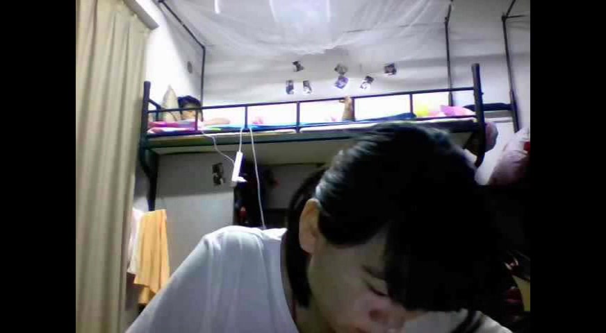 那些年女生宿舍肉雞偷拍過得大學妹子赤身裸體換胸罩換內褲光身子吹風扇