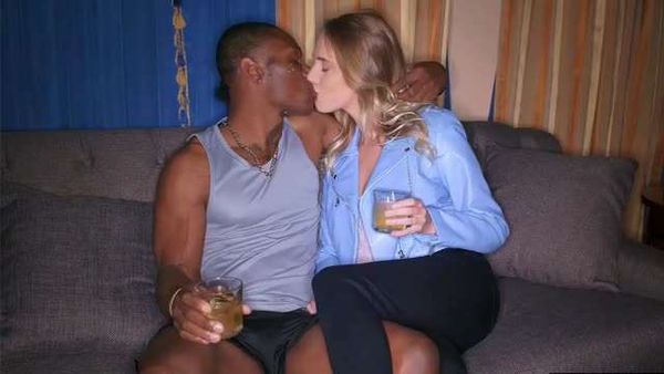 『無碼中字』性感的少婦出軌黑人大雞吧猛男。粉逼被撐的滿滿