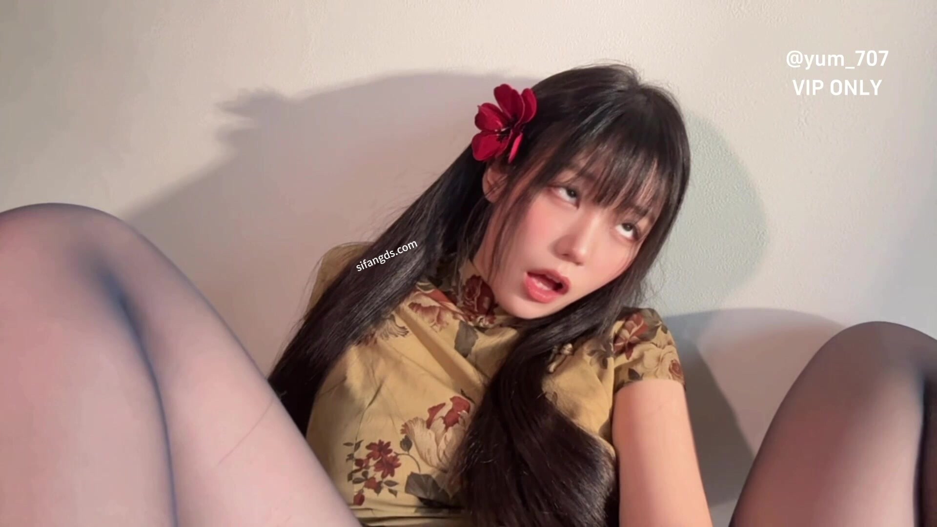 推特露臉福利姬！藝校活潑美女【玉米yum707】開檔絲襪手指自慰很騷